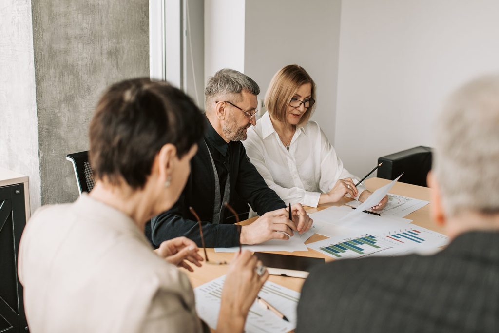 Quais benefícios minha empresa pode obter ao implantar o Teams para funcionários linha de frente?